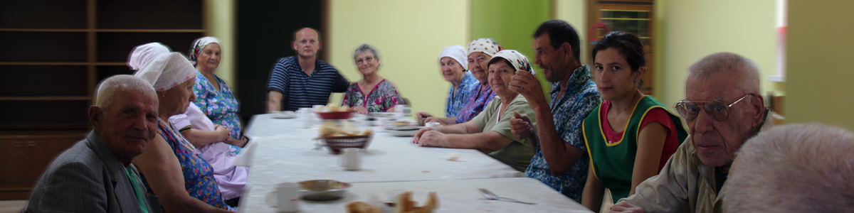 Familie Zwagerman aan tafel met Moldavische mensen